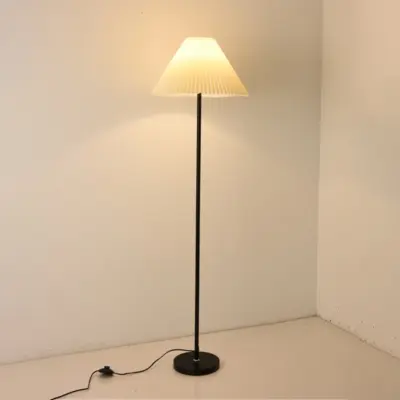 Nordic Minimalist Pleated Fabric Floor Lamp – High-End Iron Standing Light for Luxury Hotels and Boutique Residences (Customizable)